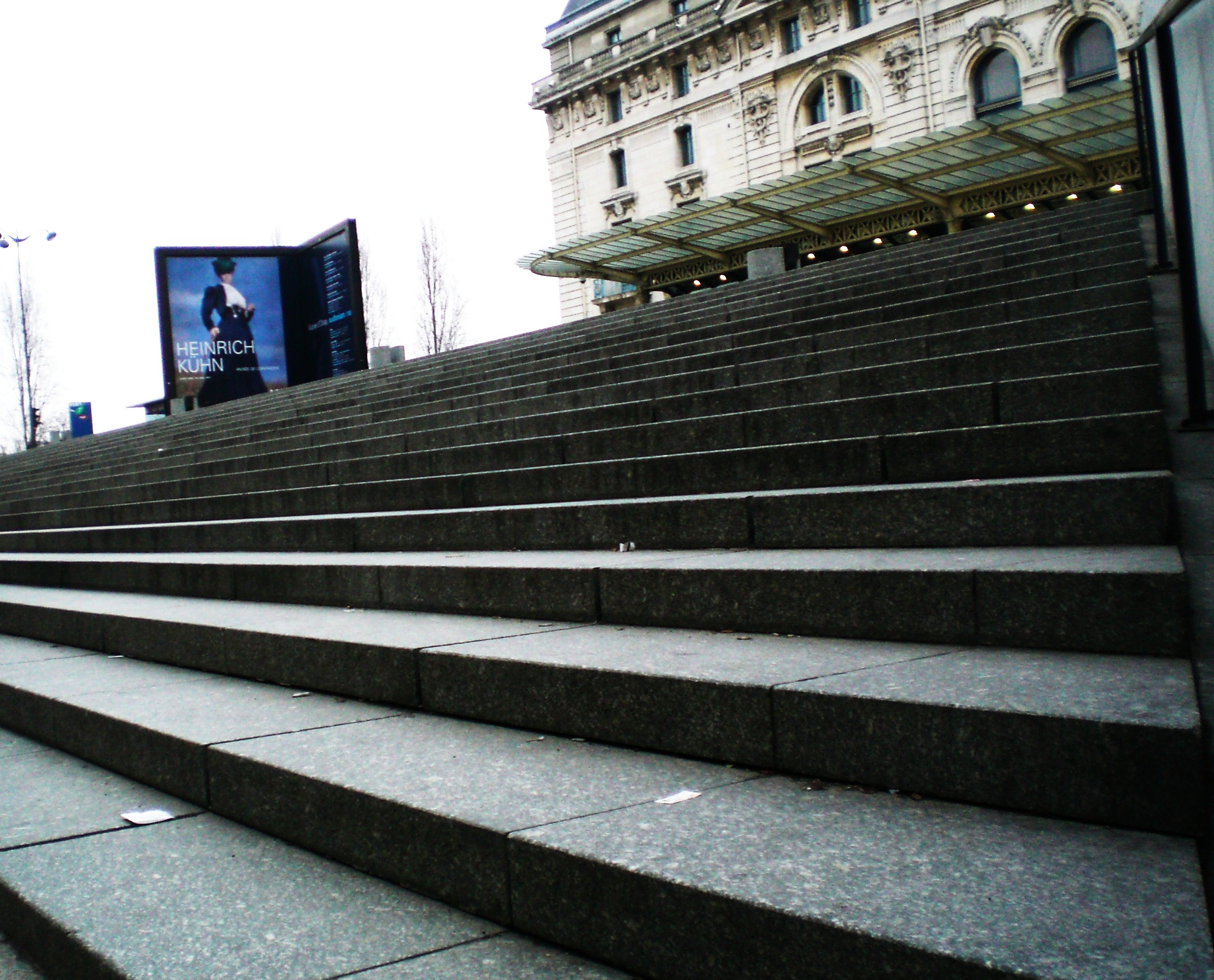spotted: b on the steps of musée d’orsay